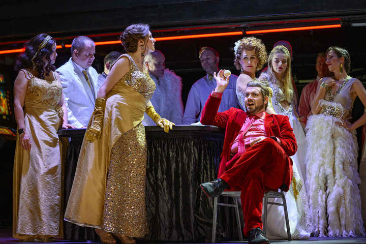 Magnus Piontek spielt als Mefistofele scheinbar mit der ganzen Welt. (Szene aus der Walpurgisnacht)