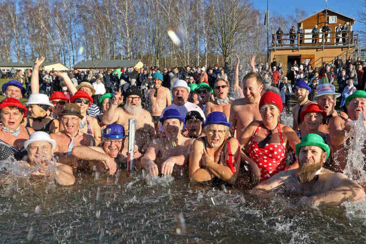 Rund 30 Winterbader gingen im Stausee Oberwald ins eiskalte Wasser.