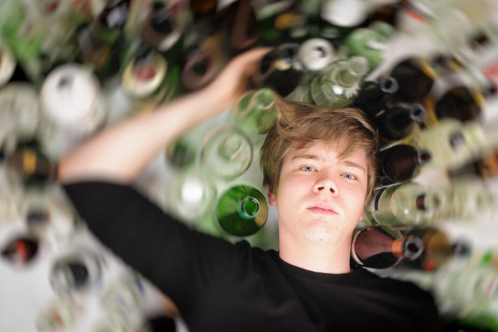 Die Schüler sollen unter Aufsicht der Lehrer Alkohol trinken (Symbolbild).