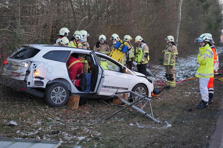 Rettungskräfte mussten den Fahrer aus dem Fahrzeug retten.