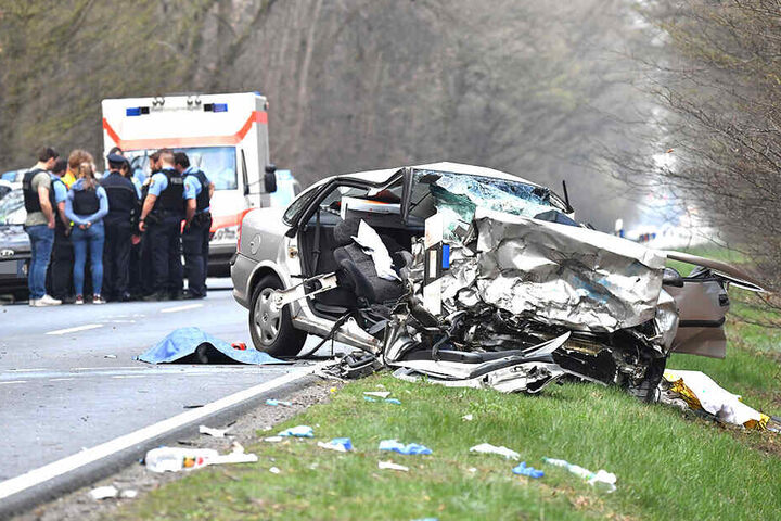 Das Wrack des tödlichen Verkehrsunfalls, das mit einem Polizeiauto kollidierte.