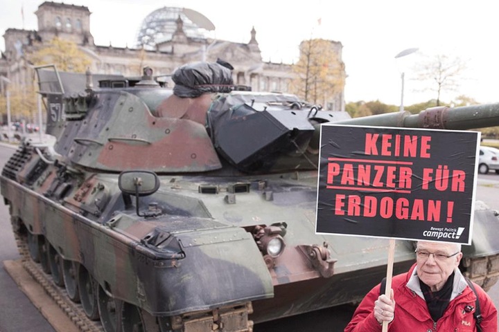 Die Aktivisten von Campact fordern, dass der Bau einer deutschen Panzerfabrik in der Türkei gestoppt wird.