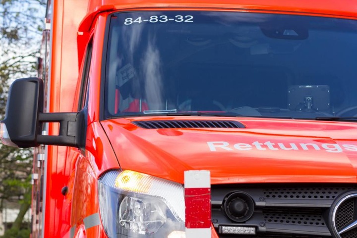 Der Fahrer wurde nur leicht verletzt zur ambulanten Behandlung in ein Krankenhaus gebracht. (Symbolbild)