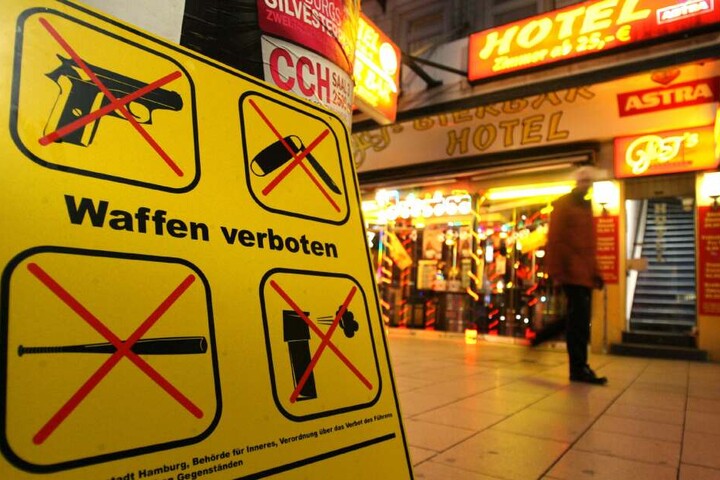 Auf dem gesamten Kiez auf St. Pauli herrscht ein strenges Waffenverbot. Trotzdem kommt es immer wieder zu Zwischenfällen mit verbotenen Gegenständen.