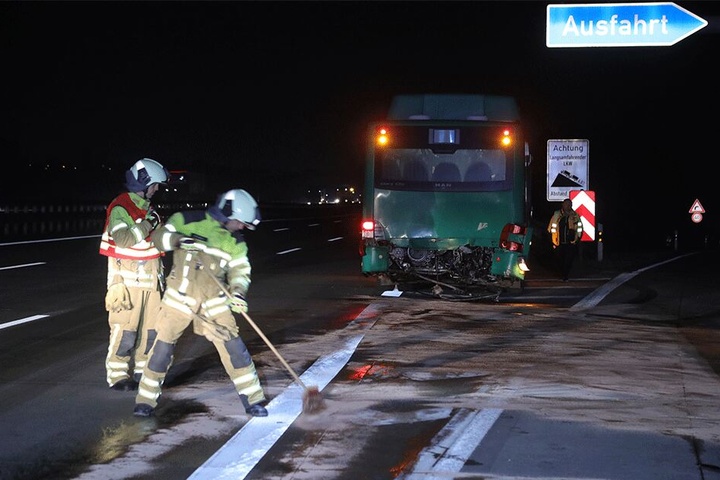 Feuerwehrmänner mussten austretende Betriebsstoffe sichern.