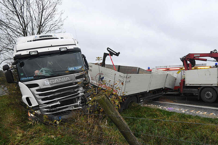 Ein weiterer Truck krachte durch den Aufprall in den Graben.