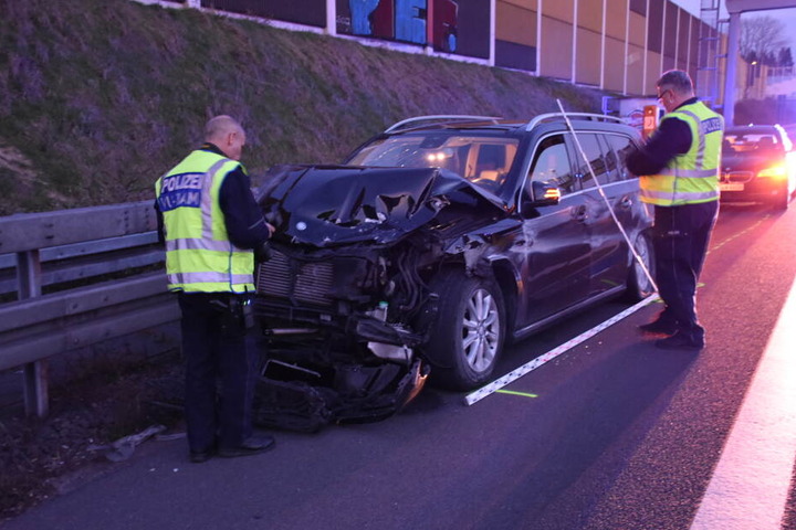 Das mutmaßliche Fahrzeug, das den Unfall verursachte, stoppte weit hinter der Karambolage.