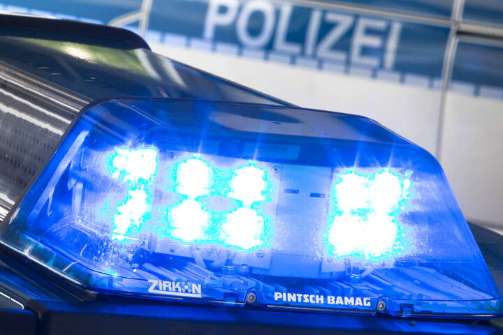 Das Blaulicht eines Polizeifahrzeugs leuchtet.