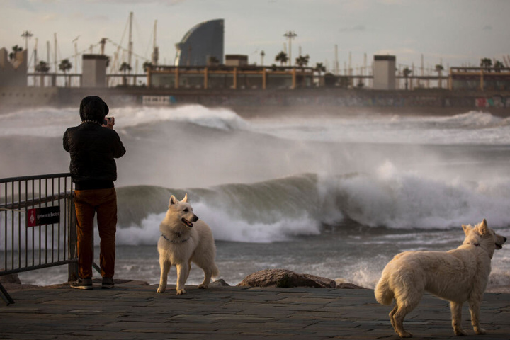 Ein Mann fotografiert das Mittelmeer bei starkem Wind in Barcelona.
