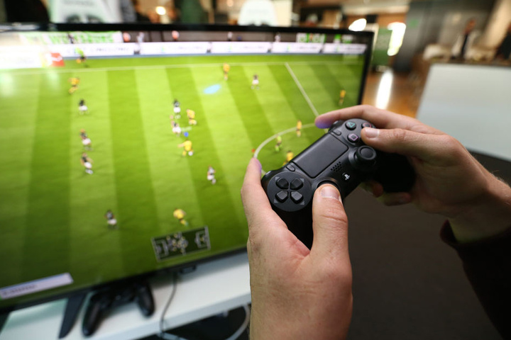 Fast jeder Verein der 1. Fußball-Bundesliga hat sogar eine eigene "eSport"-Mannschaft. Der Klick an der Konsole wird immer mehr zum Geschäft.