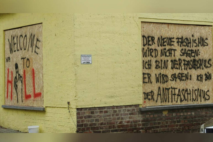 Ein Sonnenstudio auf der Bahnhofsstraße ist ebenfalls verbarrikadiert und bereits beschmiert worden.