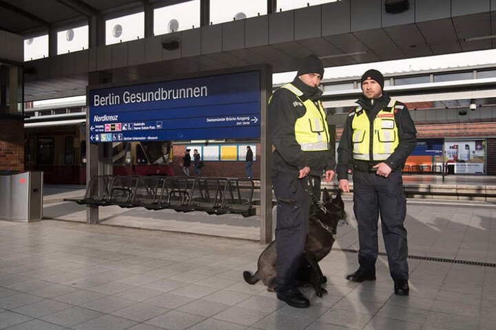 Zwei Sicherheitskräfte am Bahnhof Gesundbrunnen mit einem der 20 extra ausgebildeten Hunde.