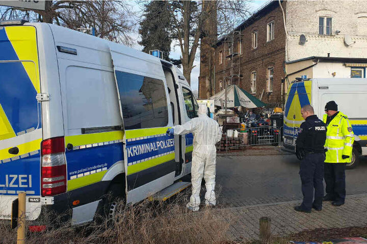 Fahrzeuge der Kriminalpolizei stehen vor dem Haus in Blankenfelde-Mahlow.