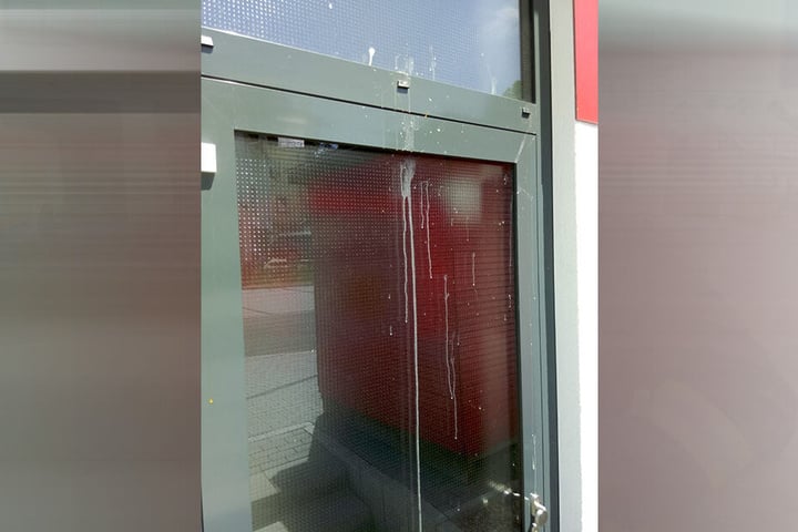 Zuletzt landeten Eier an der Eingangstür.