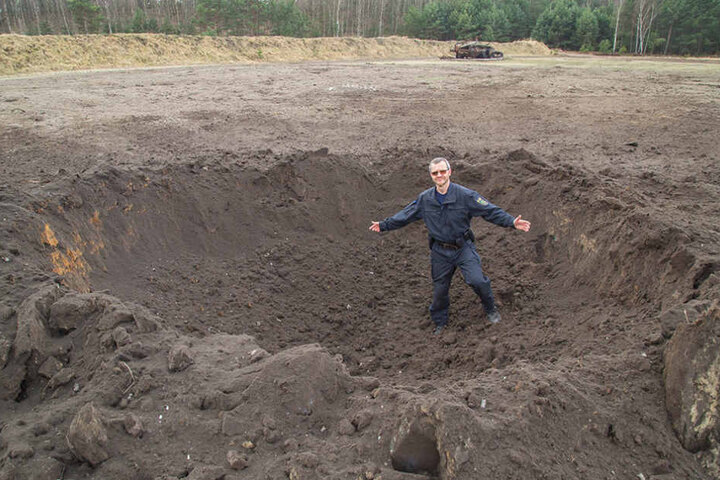 Der 1,73 Meter große Axel Brehm macht im 2 Meter tiefen Kraterloch eine recht verlorene Figur.