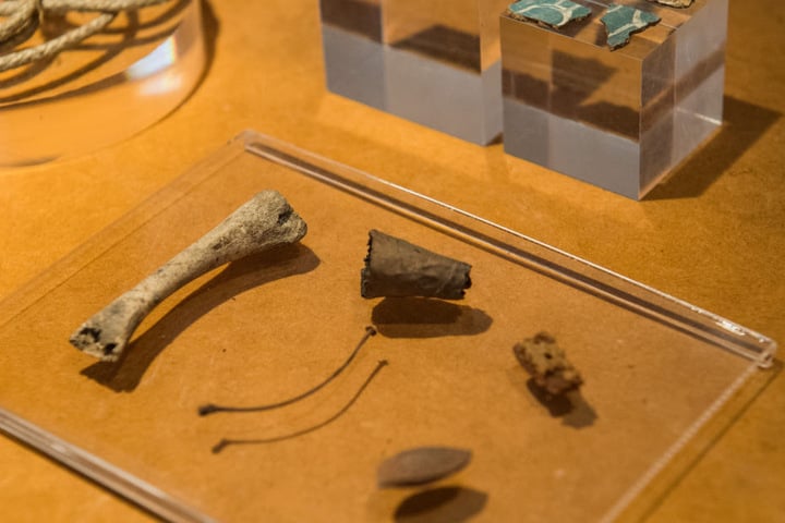 Auch Fundstücke wie ein Hühnerknochen und ein Zigarrenstummel, die bei der Restauration der sogenannten Münster-Mumie gefunden wurden, werden zu sehen sein.