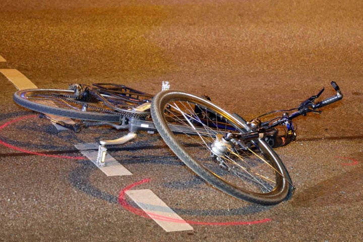 Zwei Radfahrer wurden bei dem Unfall leicht verletzt, einer durch den ins Schleudern gekommenen Ford.