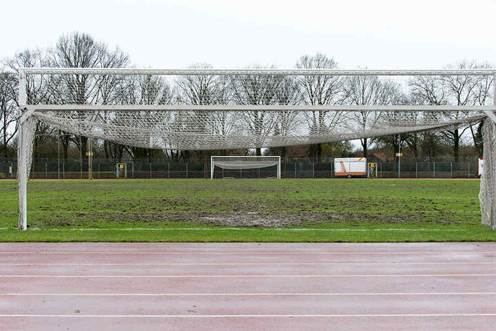 Still und trist ruht das Feld. Auf Platz 11 des Werder-Geländes spielt keine Mannschaft der Liga besonders gern.