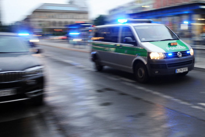 Die Polizei sucht in München aktuell nach einem flüchtigen Bankräuber. (Symbolbild)