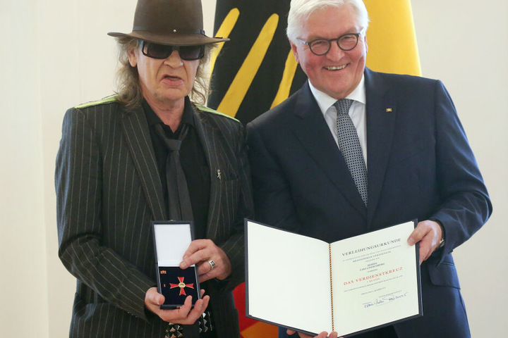 Udo Lindenberg (73, li.) mit Bundespräsident Frank-Walter Steinmeier, während der Verleihung des Bundesverdienstkreuzes.
