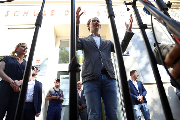 Sebastian Kurz (Mi.), Vorsitzender und Spitzenkandidat der ÖVP, spricht nach der Stimmabgabe mit Journalisten.