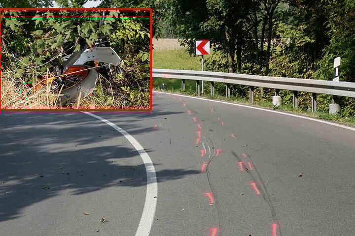 Der Biker kam in einer Kurve von der Fahrbahn ab und rutschte unter der Leitplanke ins Gebüsch.