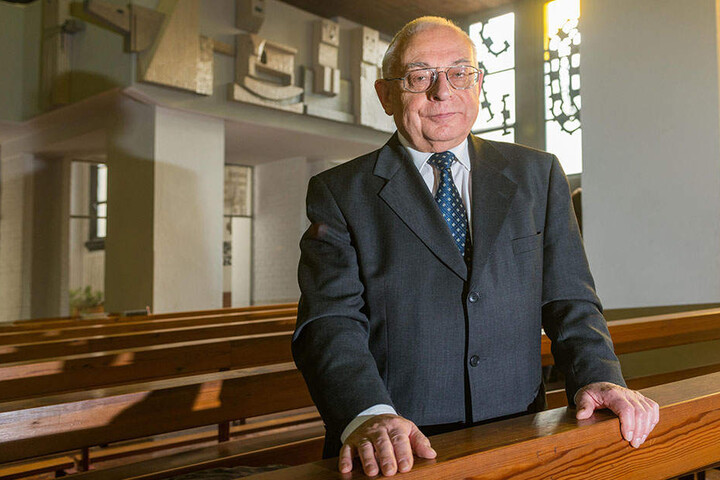Helmut Nitsche (78) im Kirchenschiff. Hinter ihm: Ein Teil des neuen Emporen-Frieses.