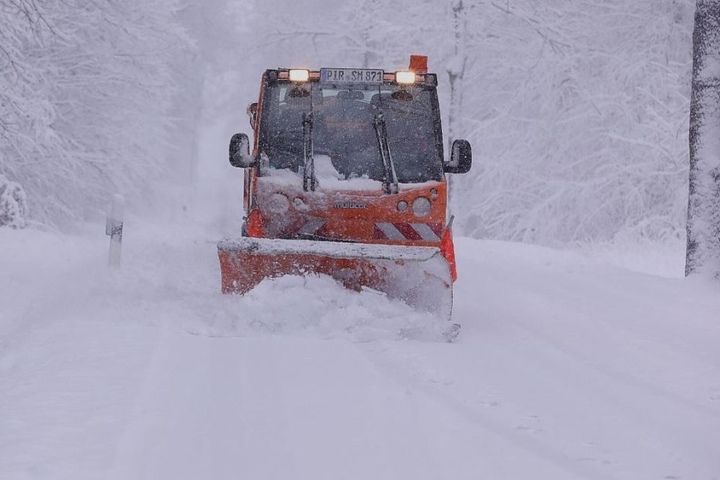 Heftiger Schneefall sorgt für Chaos auf den Straßen in und um Dresden. Der Winterdienst ist im Dauereinsatz.