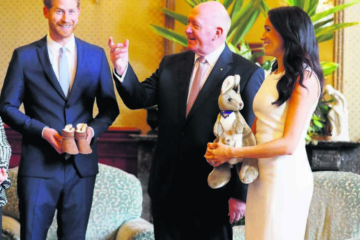 Generalgouverneur Sir Peter Cosgrove (71) überreichte Prinz Harry (34) die kleinen Kinder-Stiefel und Meghan das zuckersüße Plüsch-Känguru samt Baby.