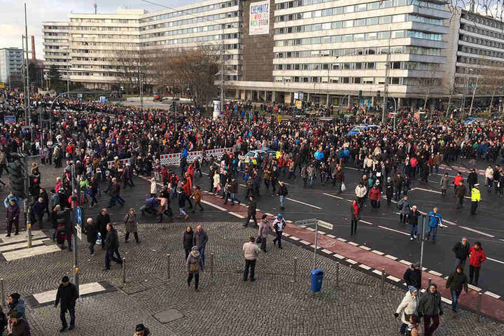Die Schaulustigen zogen hinter den Bergleuten zur Stadthalle.