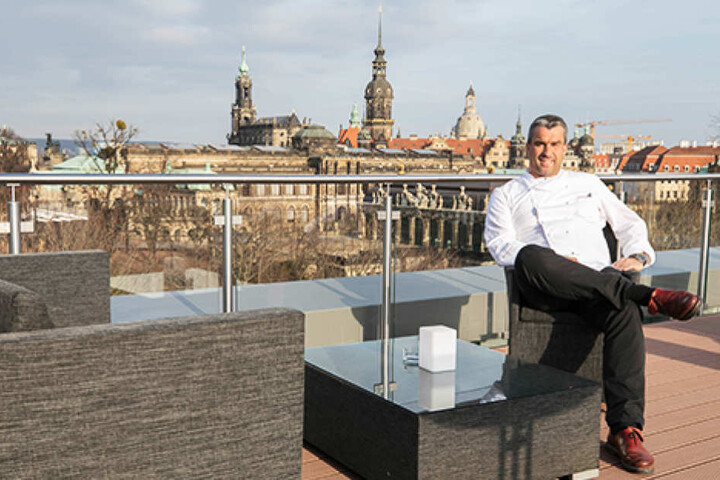 Kurze Erholung im Eröffnungsstress: Gerd Kastenmeier (47) verschnauft auf
seiner Terrasse, genießt den traumhaften Blick auf die Altstadt.