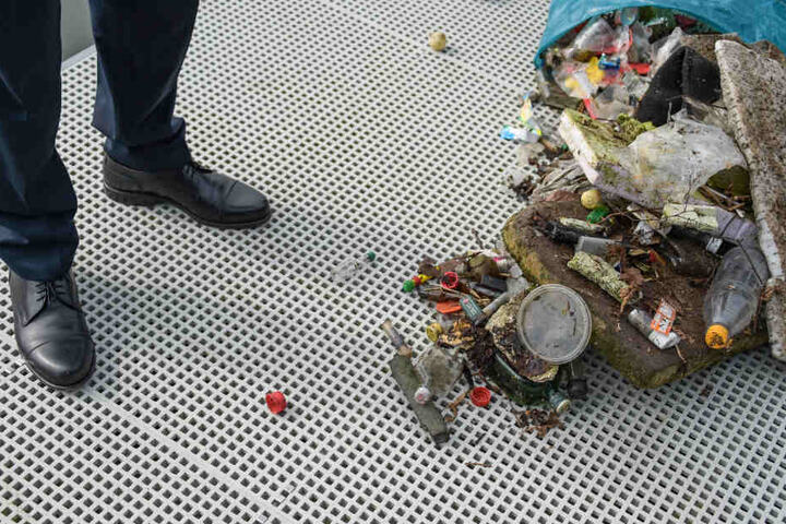 Plastikmüll, der zuvor aus der Schlei gesammelt wurde, liegt im Stadthafen von Schleswig.