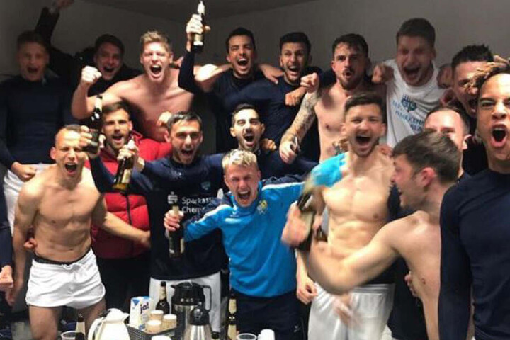 Aufstiegsfeier mit angezogener Handbremse. Matti Langer (mit blauem Schulter-Tape) und seine Teamkollegen gönnten sich nach dem Sieg in Nordhausen jubelnd ein Bier in der Kabine.
