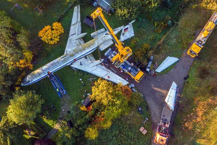 Seit 26 Jahren stand die TU134 in dem Garten, jetzt kommt sie ins Museum.