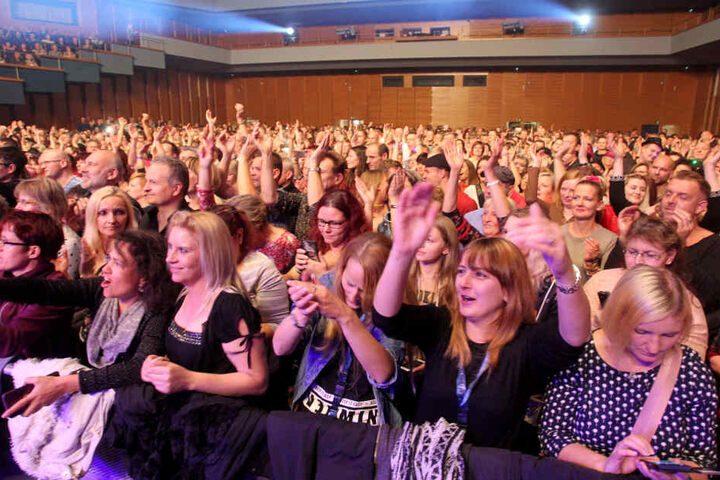 Mehr als 2000 Fans feierten den Musiker in der Chemnitzer Stadthalle.