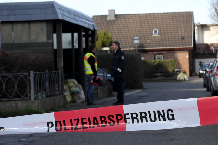 Ermittler stehen in Schönberg an der Stelle, an der die Frau tödlich getroffen wurde.