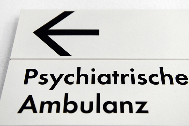 Das Gericht stuft die Frau als "Gefahr für die Allgemeinheit" ein und verweist sie auf unbestimmte Zeit in eine Psychiatrie. (Symbolbild)