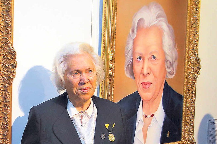 Prinzessin Elmira von Sachsen (86) vor ihrem Porträt - sie trägt sogar dieselbe Kette.
