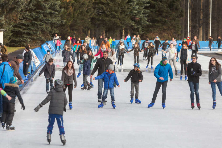Die Eisschnelllaufbahn wird erneuert.
