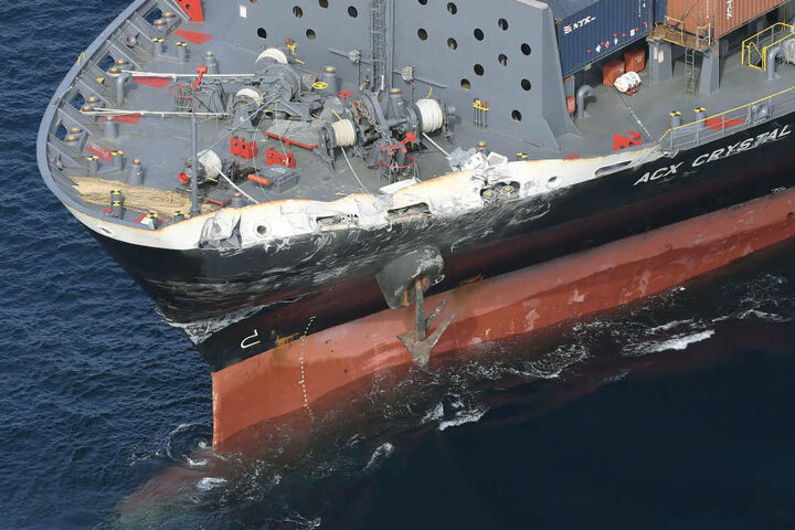 Auch das Containerschiff wurde stark beschäftigt. Sieben Männer werden nach dem Unglück noch vermisst.