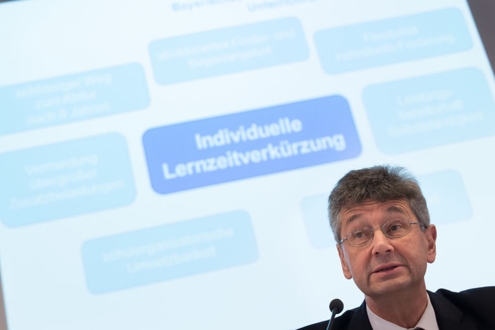 Kulturminister Michael Piazolo (Freie Wähler) stellt das Konzert der "Überholspur" dar.