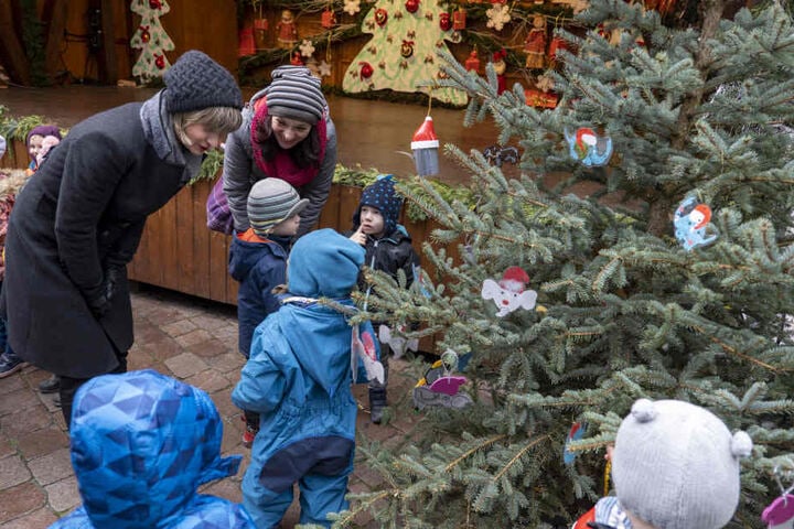 OB Barbara Ludwig (links) und Erzieherin Petra Müller schmücken mit den Kindern des Kindergartens "Rüsselchen" einen Weihnachtsbaum.
