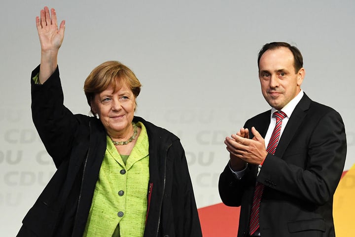 Bundeskanzlerin Angela Merkel (CDU) auf dem Marktplatz in Finsterwalde (Brandenburg) während einer Wahlkampfveranstaltung der CDU, rechts steht der brandenburgische CDU-Vorsitzende Ingo Senftleben.