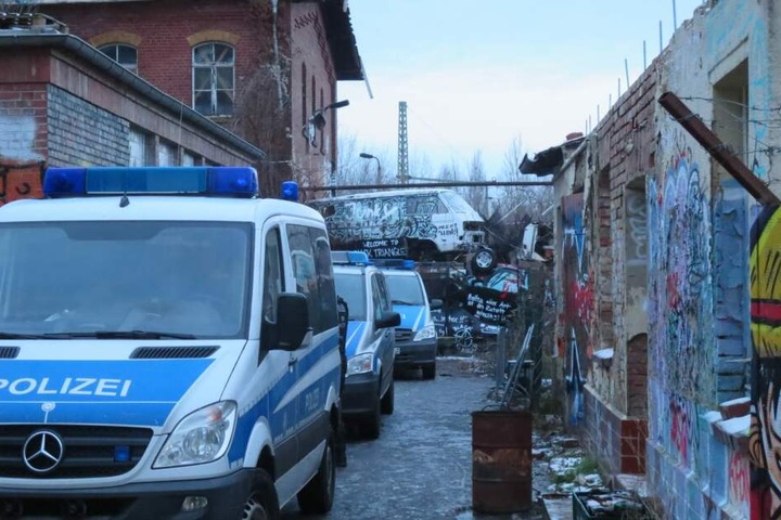 Gegen 6 Uhr morgens rollten die Beamten an.
