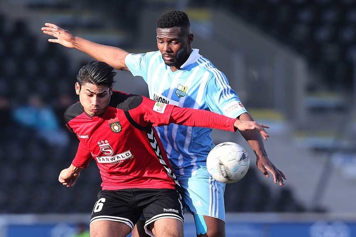 Emmanuel Mbende (r., im Duell mit dem Ex-Chemnitzer Mario Rodriguez) steht
seit der Partie in Großaspach in der CFC-Startelf.