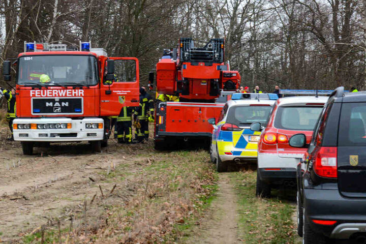 Polizei und Feuerwehr bei der Unfallstelle.