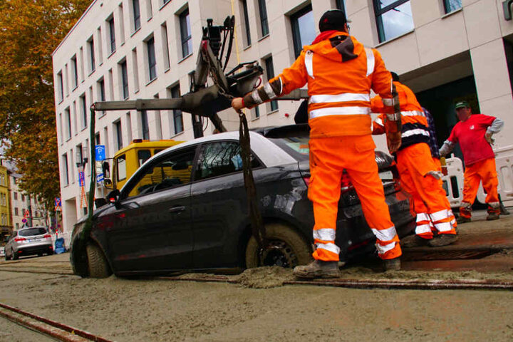 Das Auto musste aus dem frischen Beton herausgezogen werden.