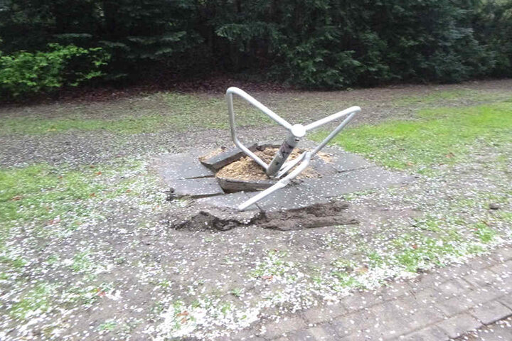 Sie rissen diverse Geräte mit dem Bagger heraus.