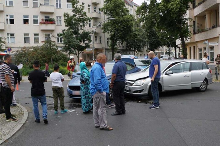 Die beiden Autos stießen auf der Kreuzung zusammen.