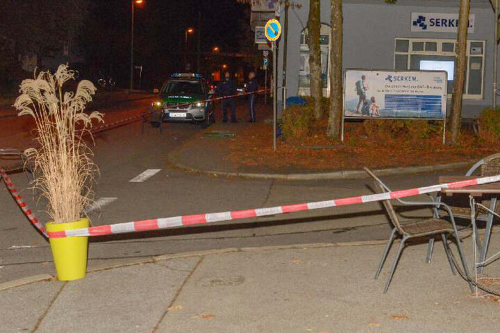 In Passau haben Passanten einen schwerverletzten Mann gefunden, er verstarb auf dem Gehweg.